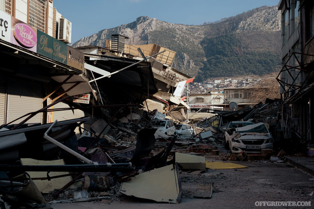 Photo of urban infrastructure heavily damaged by an earthquake. Photo taken by Aksel Anıl.